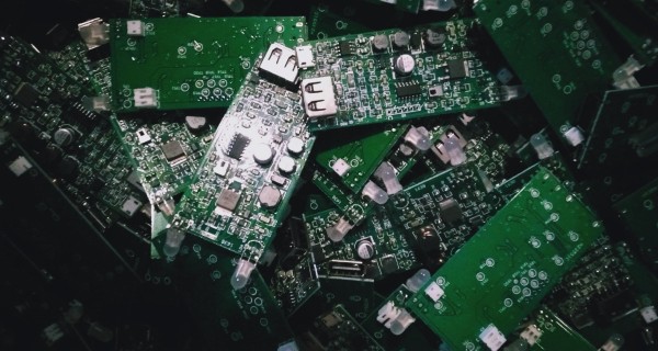 做好的<a href='/new/175.html' style='color: blue;' target='_blank'><a href='/new/175.html' style='color: blue;' target='_blank'>PCB</a></a>A板未規(guī)范放置，容易出現(xiàn)撞件